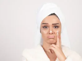 Women with Oily Skin applying creme on the face