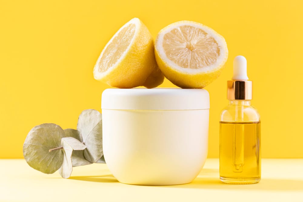 Vitamin-C-Serum in einer Glasflasche mit Pipette, ideal für strahlende Haut und Anti-Aging-Pflege.