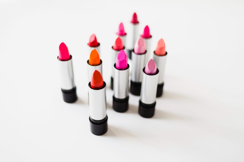 Vegane Lippenstifte in verschiedenen Farben – natürliche und tierversuchsfreie Kosmetik